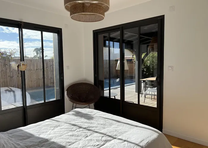 Avec Piscine Chauffee Ares